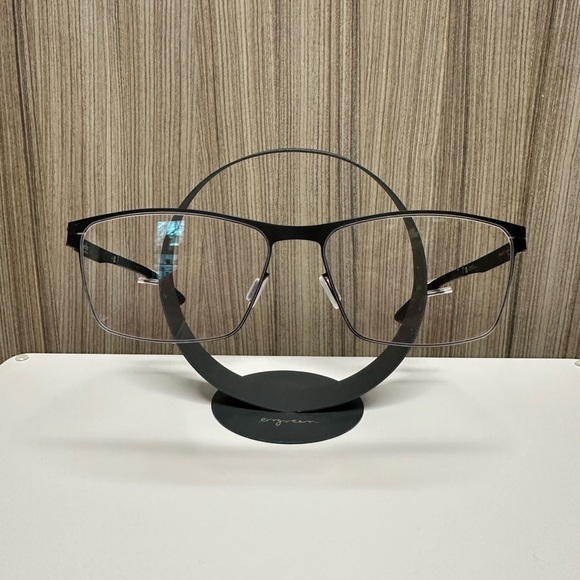 ic! berlin: Stuart L Large Black 57 eye